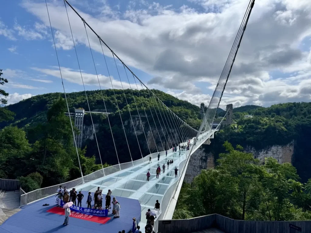 Glasbrücke, Grand Canyon und Huanglong-Höhle
