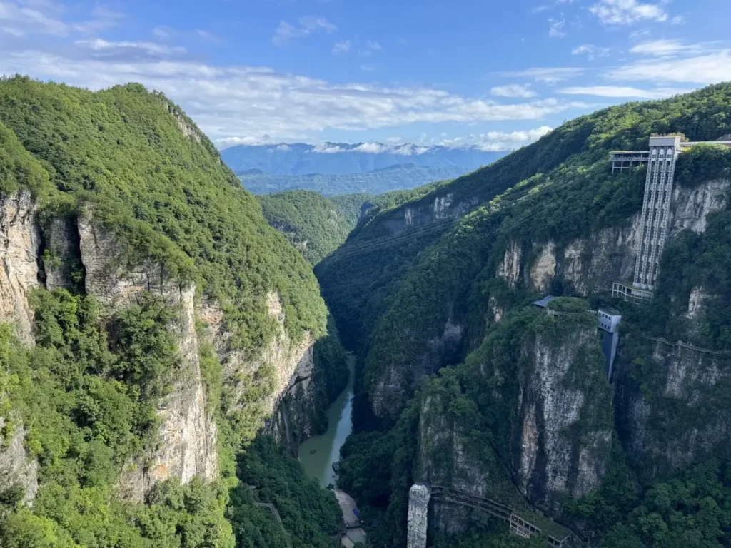 Über dem Grand Canyon und unter der Erde