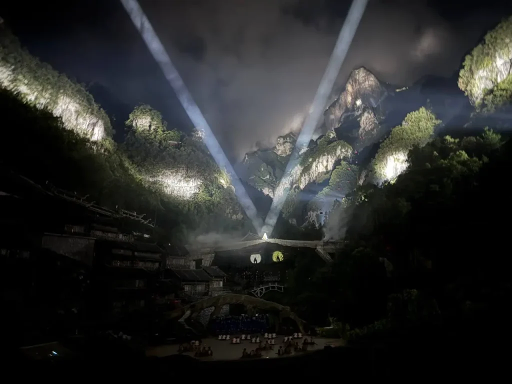 Flug in die Bergwelt von Zhangjiajie