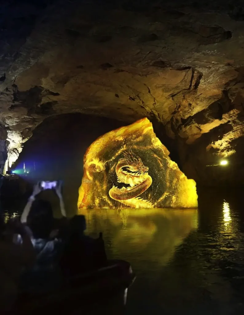 Glasbrücke und Golden Dragon Cave