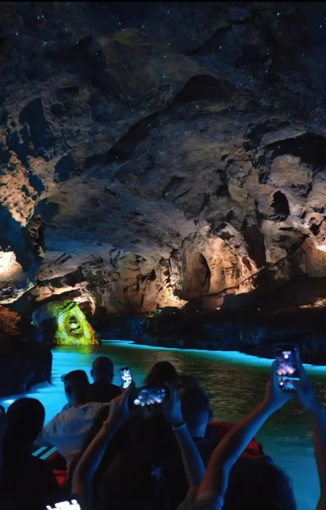 Glasbrücke und Golden Dragon Cave